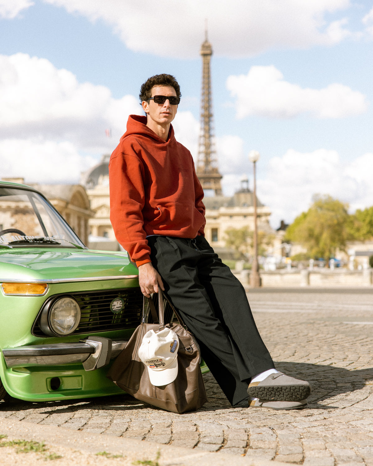 Automne Hoodie in Dusty Red vor dem Eiffelturm