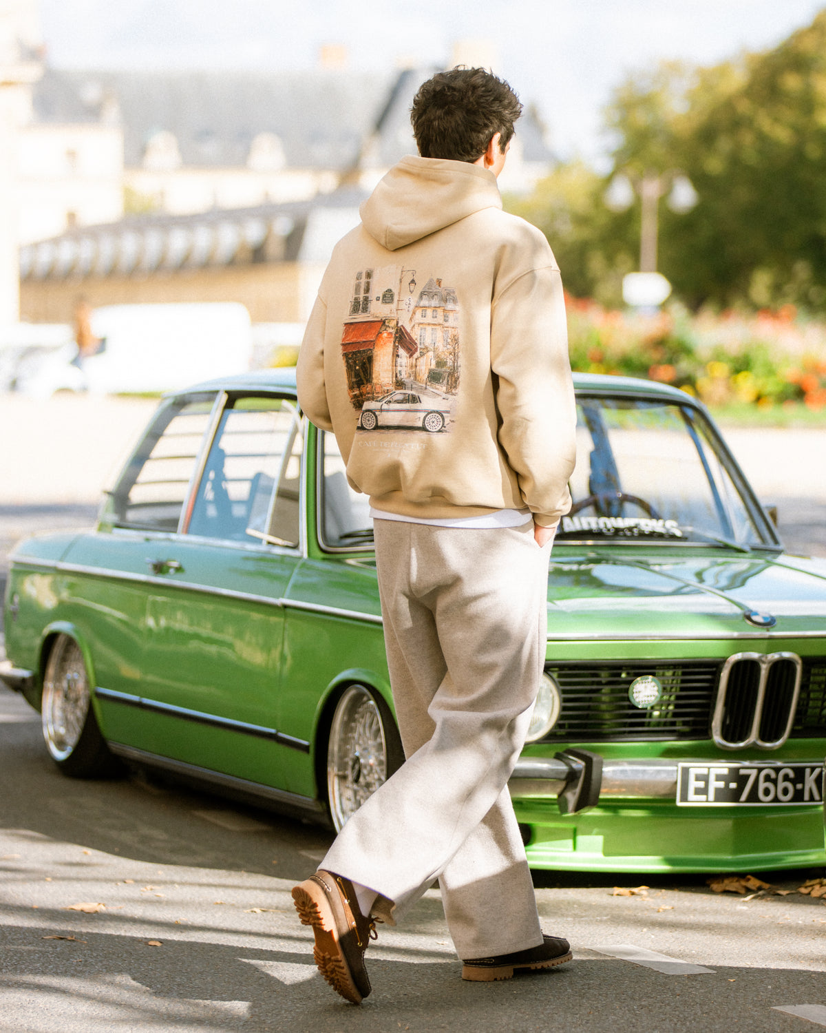 Café Hoodie mit Backprint auf einer Pariser Straße