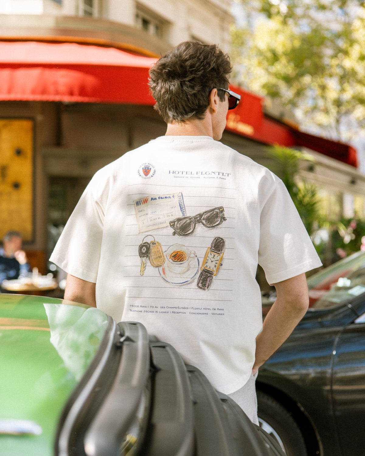 Concorde T-Shirt mit Backprint vor einem Pariser Café