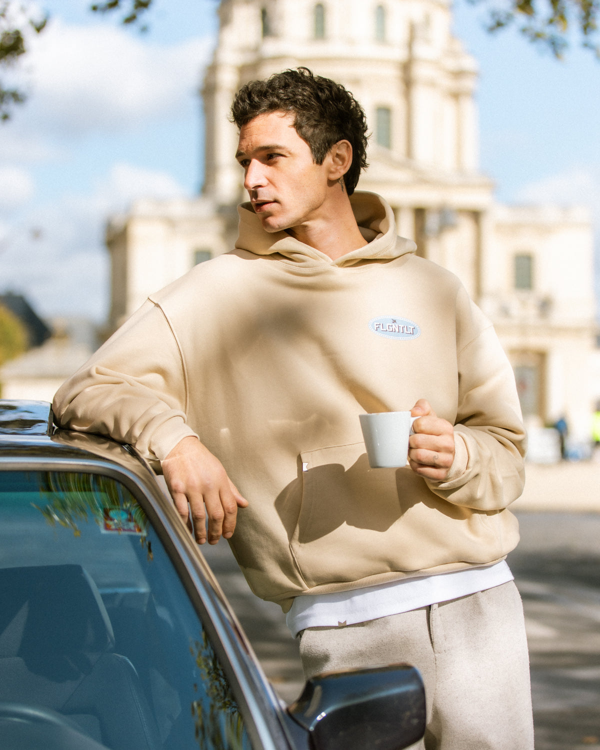 Café Hoodie in Beige, getragen mit Espresso in Paris