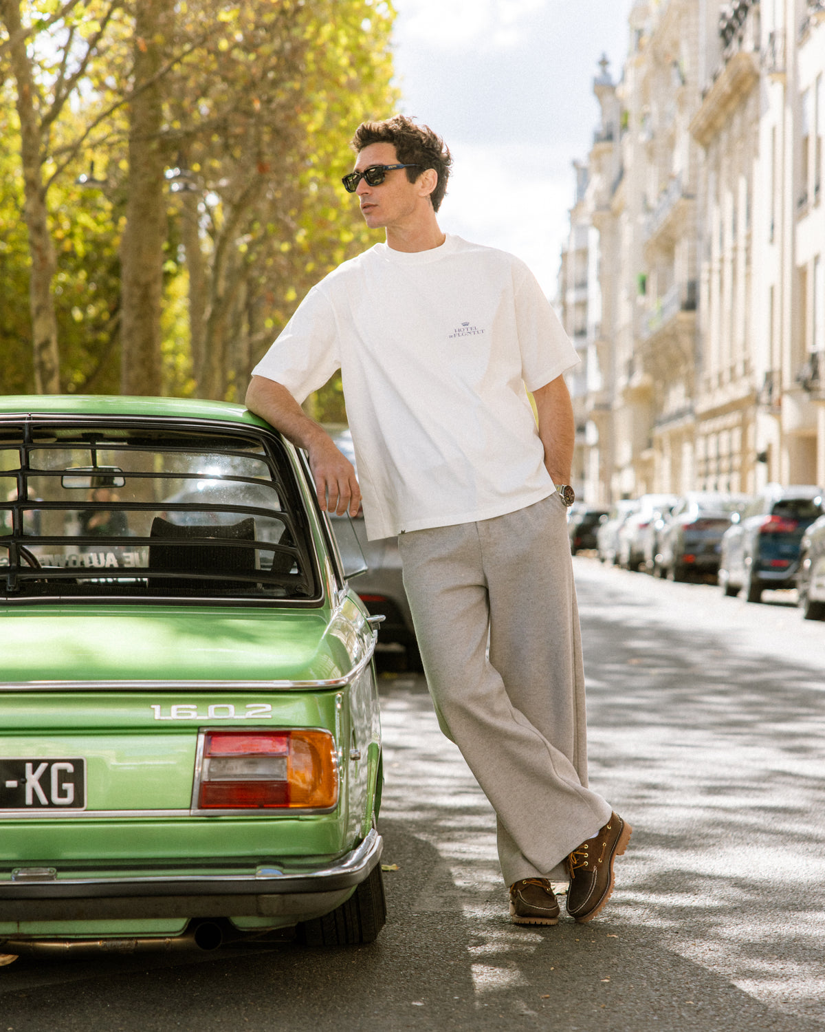 Concorde T-Shirt in Off White an einem Oldtimer in Paris