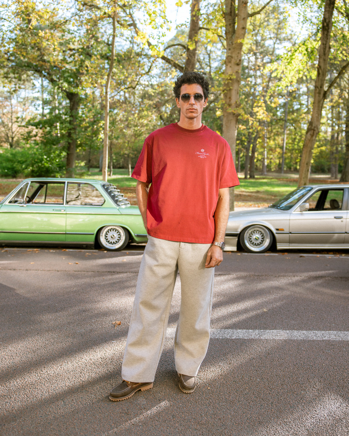 Maison T-Shirt in Burgundy im Herbstpark