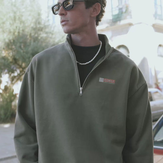 LE CHÂTEAU HALF ZIP in Oliv, getragen — Rückenansicht mit OLIO DI OLIVA Print