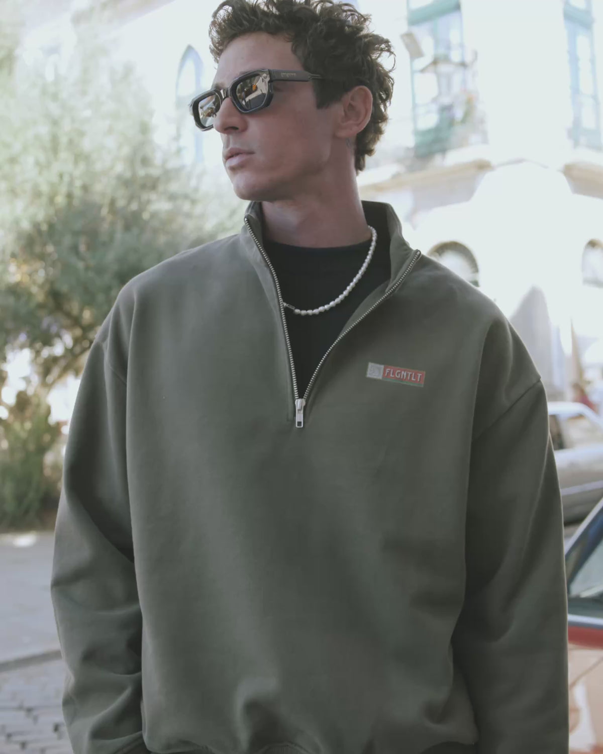 LE CHÂTEAU HALF ZIP in Oliv, getragen — Rückenansicht mit OLIO DI OLIVA Print
