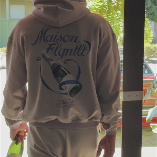 MAISON HOODIE in Sand, getragen — Rückenansicht mit Maison Flgntlt Print