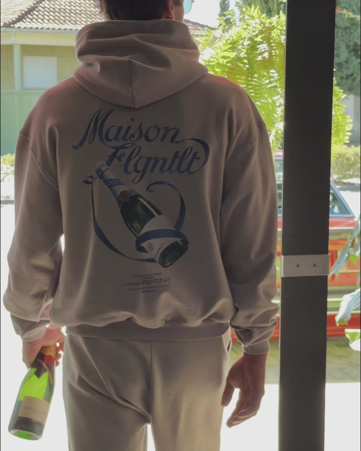 MAISON HOODIE in Sand, getragen — Rückenansicht mit Maison Flgntlt Print