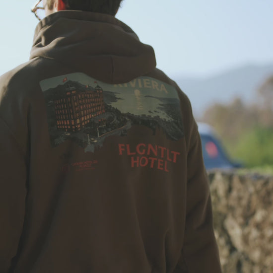 RIVIERA HOODIE in Braun, getragen — Rückenansicht mit RIVIERA HOTEL Print