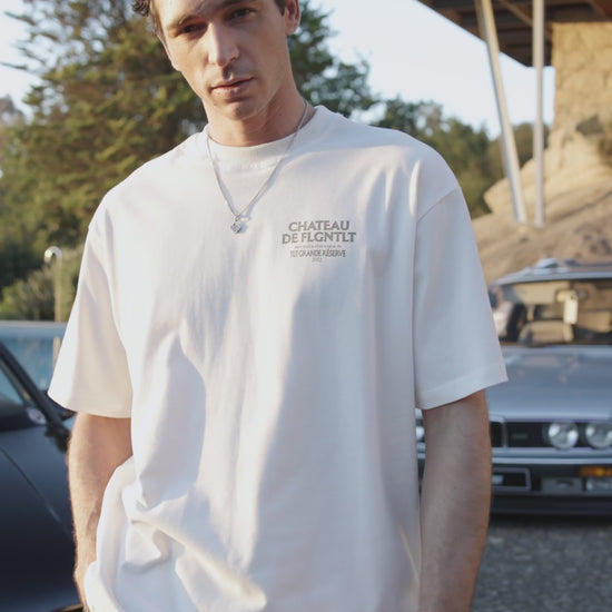 RÈSERVE T-SHIRT in Creme, getragen — Rückenansicht mit CHATEAU DE FLGNTLT Print