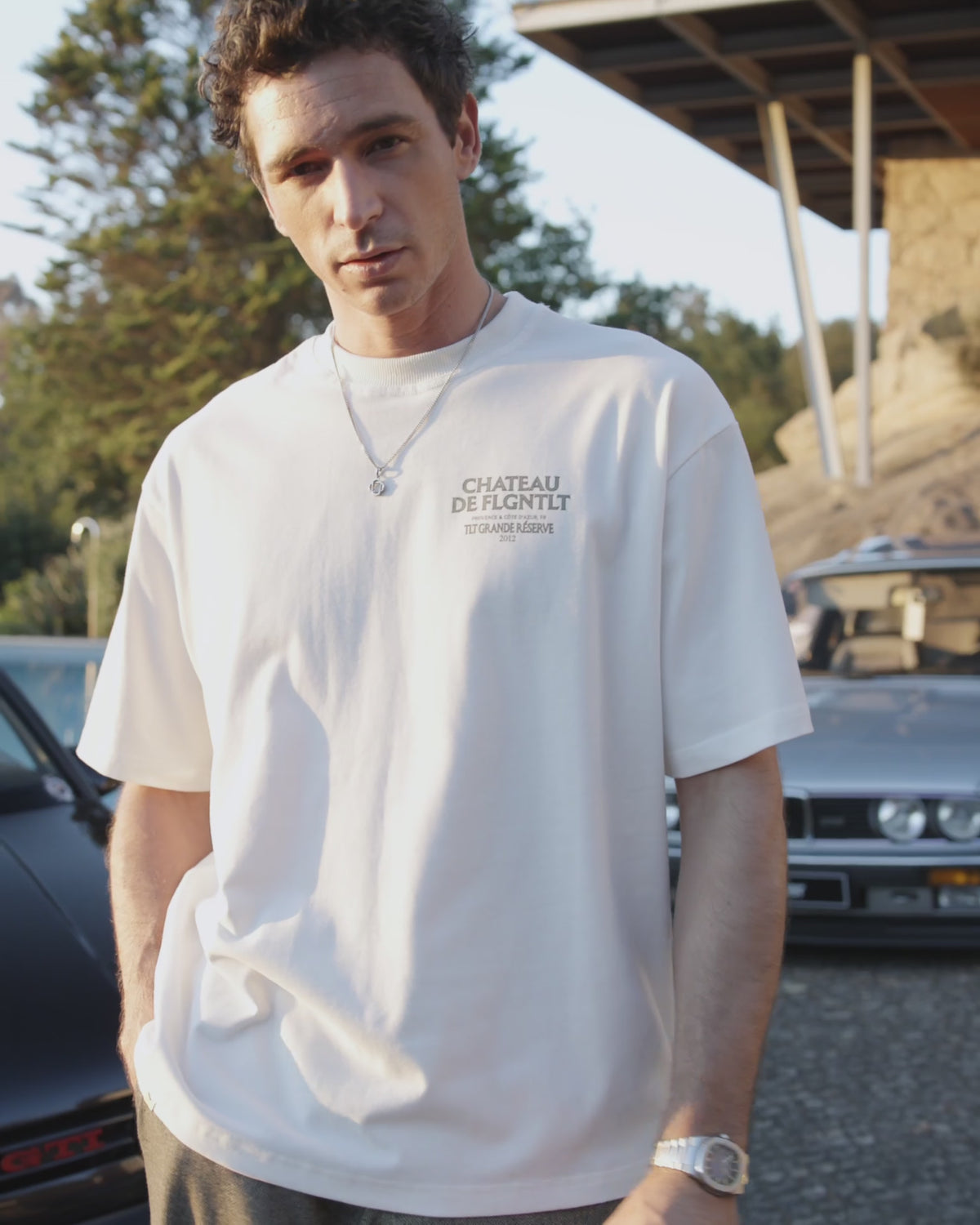 RÈSERVE T-SHIRT in Creme, getragen — Rückenansicht mit CHATEAU DE FLGNTLT Print