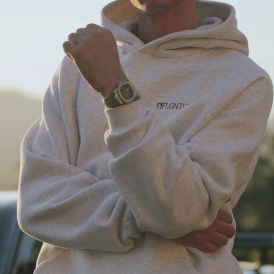LE HÔTEL HOODIE in Creme, getragen — Front- und Rückenansicht mit LE GRAND HÔTEL Print