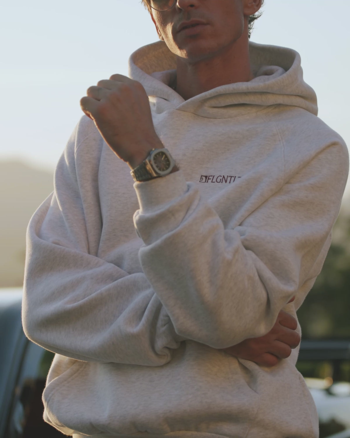 LE HÔTEL HOODIE in Creme, getragen — Front- und Rückenansicht mit LE GRAND HÔTEL Print