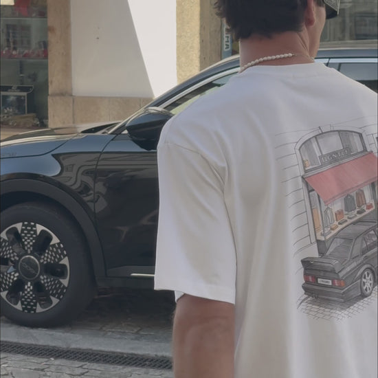 BOUTIQUE T-SHIRT in Weiß, getragen — Rückenansicht mit Boutique Print