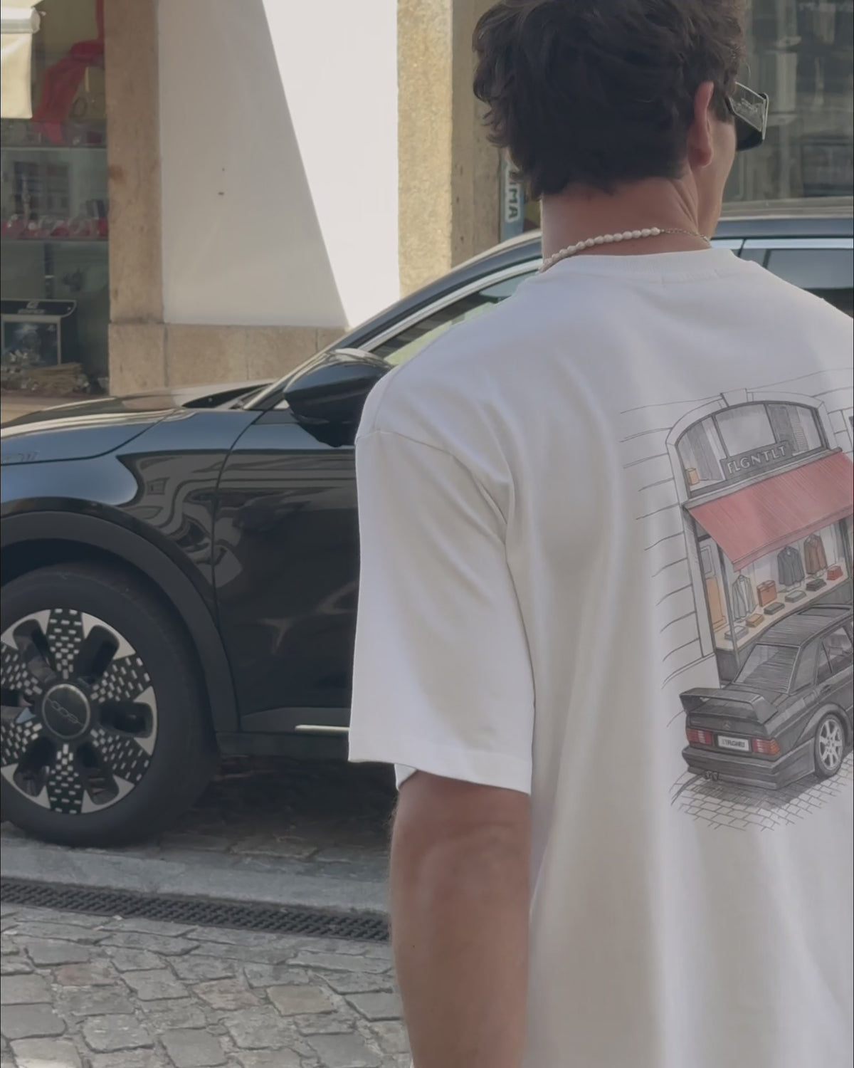 BOUTIQUE T-SHIRT in Weiß, getragen — Rückenansicht mit Boutique Print