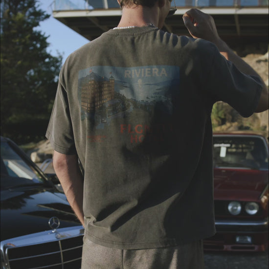 RIVIERA T-SHIRT in Oliv, getragen — Rückenansicht mit RIVIERA HOTEL Print